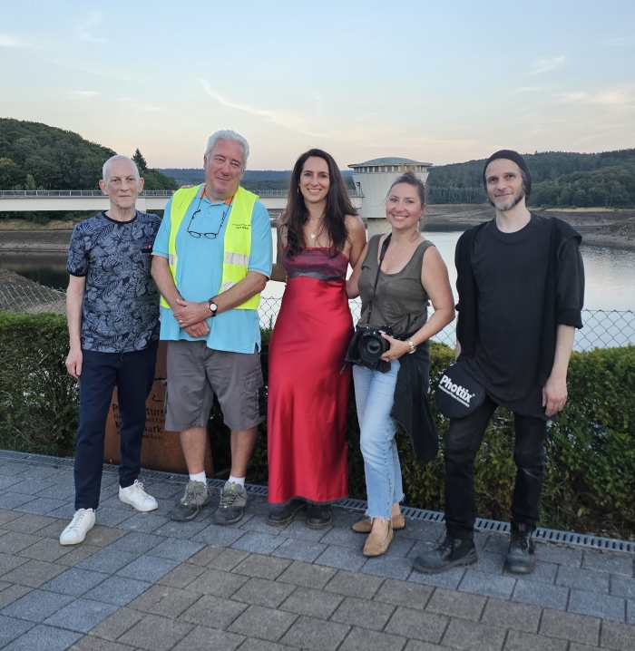 Équipe de tournage du clip vidéo de la chanteuse Romy Conzen au barrage de la Gileppe