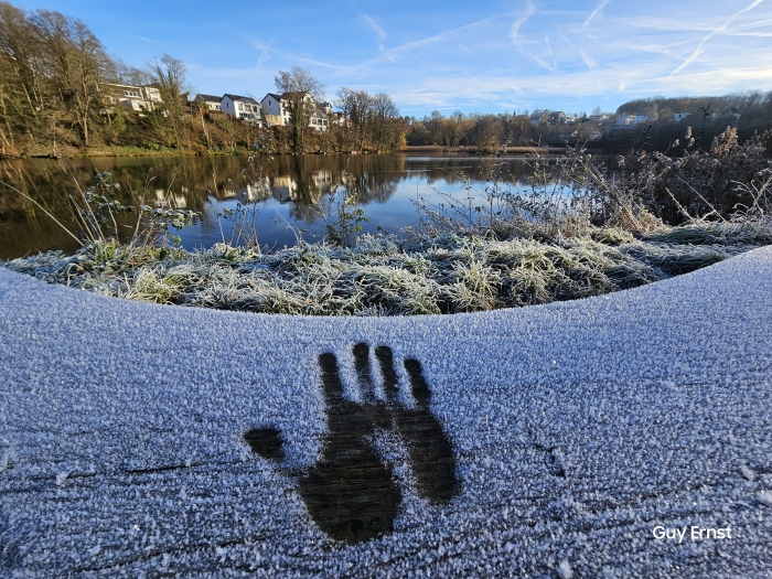 photo artistique de drone d'un étang en hiver