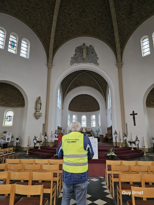 photo prise par un drone dans une église