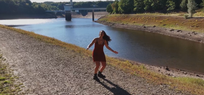 Vue aérienne pour le clip vidéo de la chanteuse Romy Conzen au barrage de la Gileppe