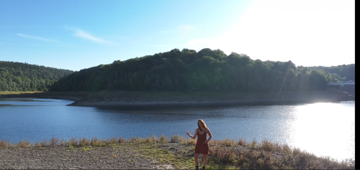 Vue aérienne pour le clip vidéo de la chanteuse Romy Conzen au barrage de la Gileppe