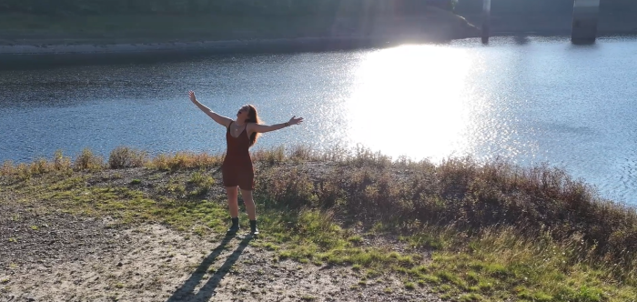 Vue aérienne pour le clip vidéo de la chanteuse Romy Conzen au barrage de la Gileppe
